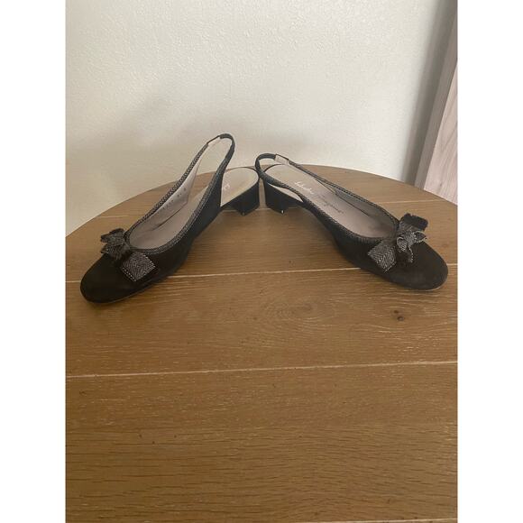 Salvatore Ferragamo Suede bow accent slingback shoes 8 1/2 Salvatore Ferragamo Suede bow accent slingback shoes 8 1/2